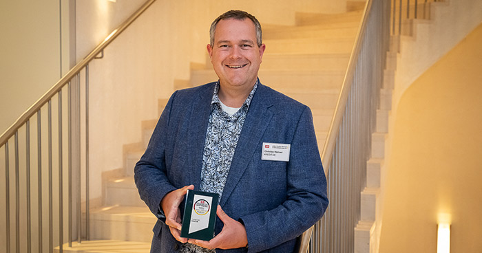 Christian Wehner präsentiert stolz den ntv Award 2026