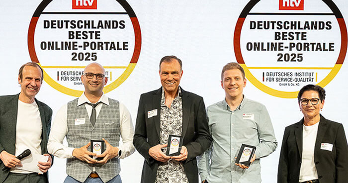 Norbert Claußen präsentiert stolz den ntv Award 2025