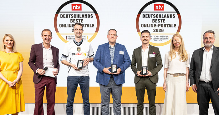 Christian Wehner bekommt den ntv Award 2026 für 'Deutschlands Beste Online-Portale' überreicht