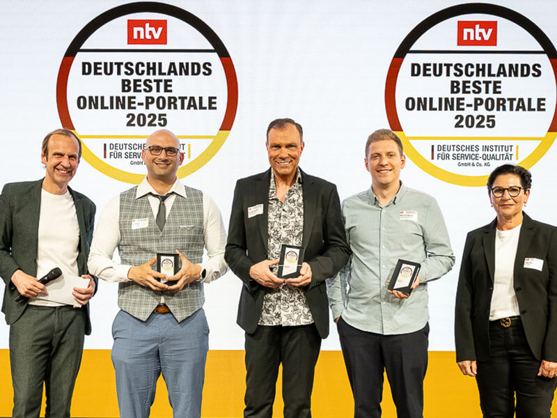 Norbert Claßuen präsentiert stolz den ntv Award 2025