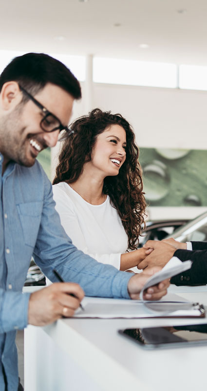 Ein Paar schließt einen Autokredit ab