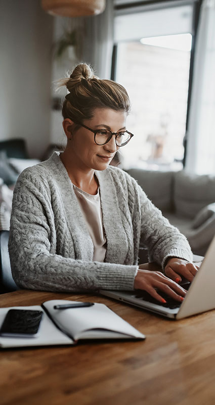 Eine Frau arbeitet an einem Laptop