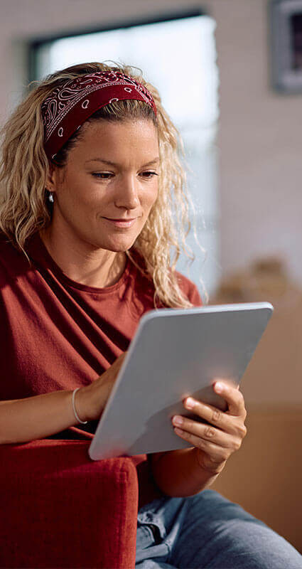 Glückliches Pärchen steht in der Küche und setzt zu einem Kuss an.