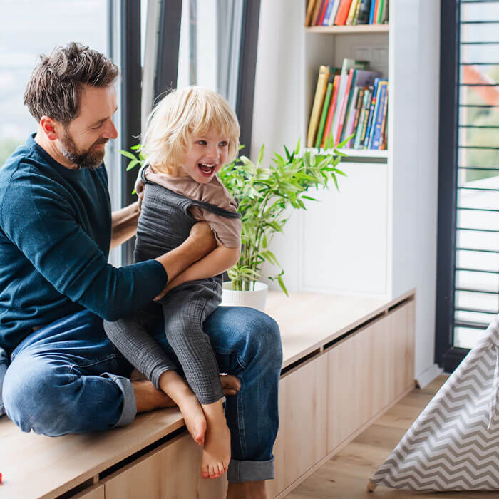 Ein Vater und sein Kind spielen und lachen gemeinsam