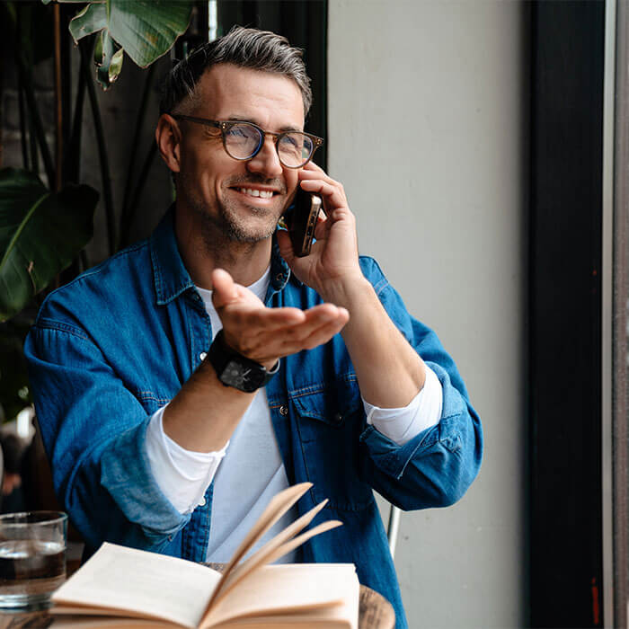 Ein Mann telefoniert mit seinem Finanzberater