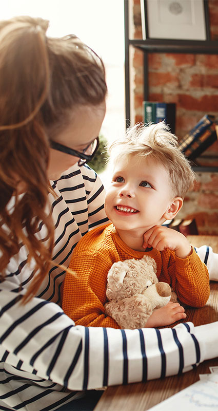 Mutter und Kind freuen sich darüber, was sie sich dank ihres Konsumentenkredits leisten können.