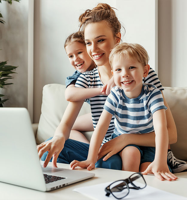 Eine Mutter mit 2 Kindern freut sich über ihren günstigen Konsumentenkredit.