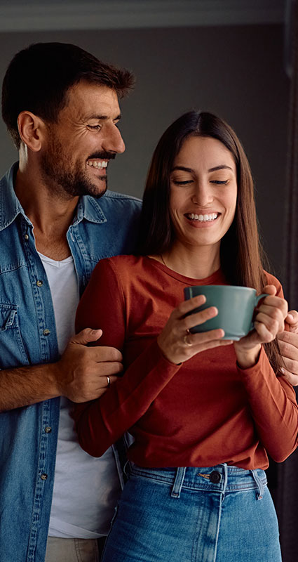 Ein Mann hält glücklich sein Kleinkind in den Armen