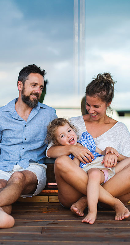 Ein Paar mit seiner kleinen Tochter hat gerade einen 200.000-Euro-Kredit aufgenommen.