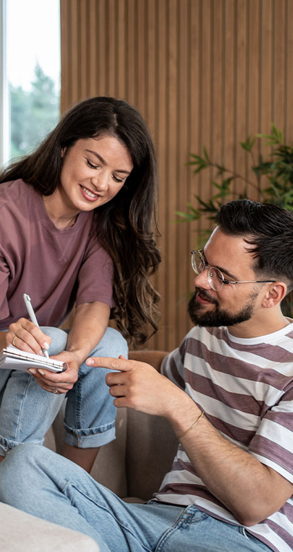 Zwei Personen besprechen die Aufnahme eines 50.000-Euro-Kredits.