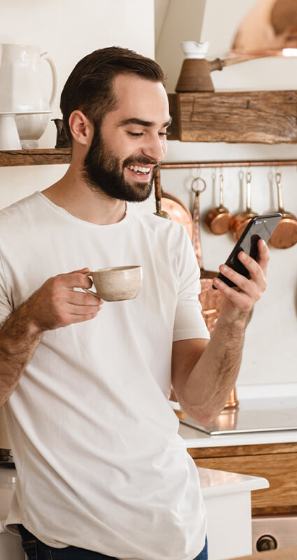 Ein Mann prüft Kredite mit besonderen Anforderungen, während er einen Kaffee trinkt