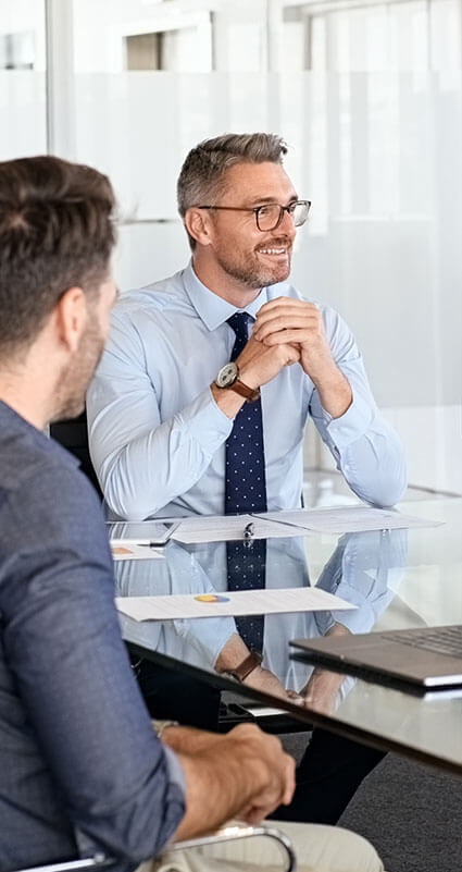 Einige KREDIT.DE Kreditberater/innen befinden sich in einer Besprechung
