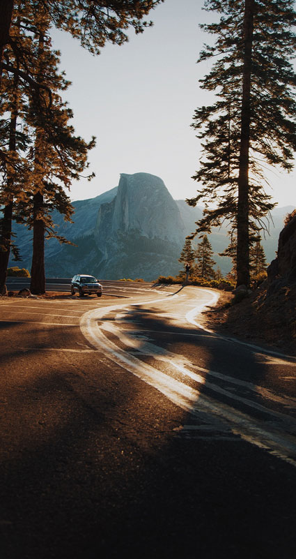 Ein Auto fährt in einer schönen Berglandschaft
