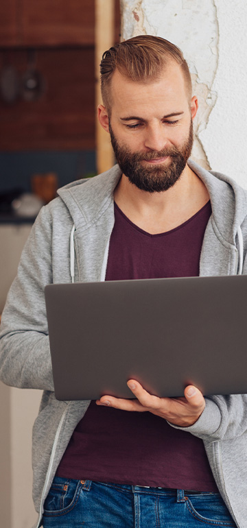 Mann studiert Kreditlaufzeit am Computer