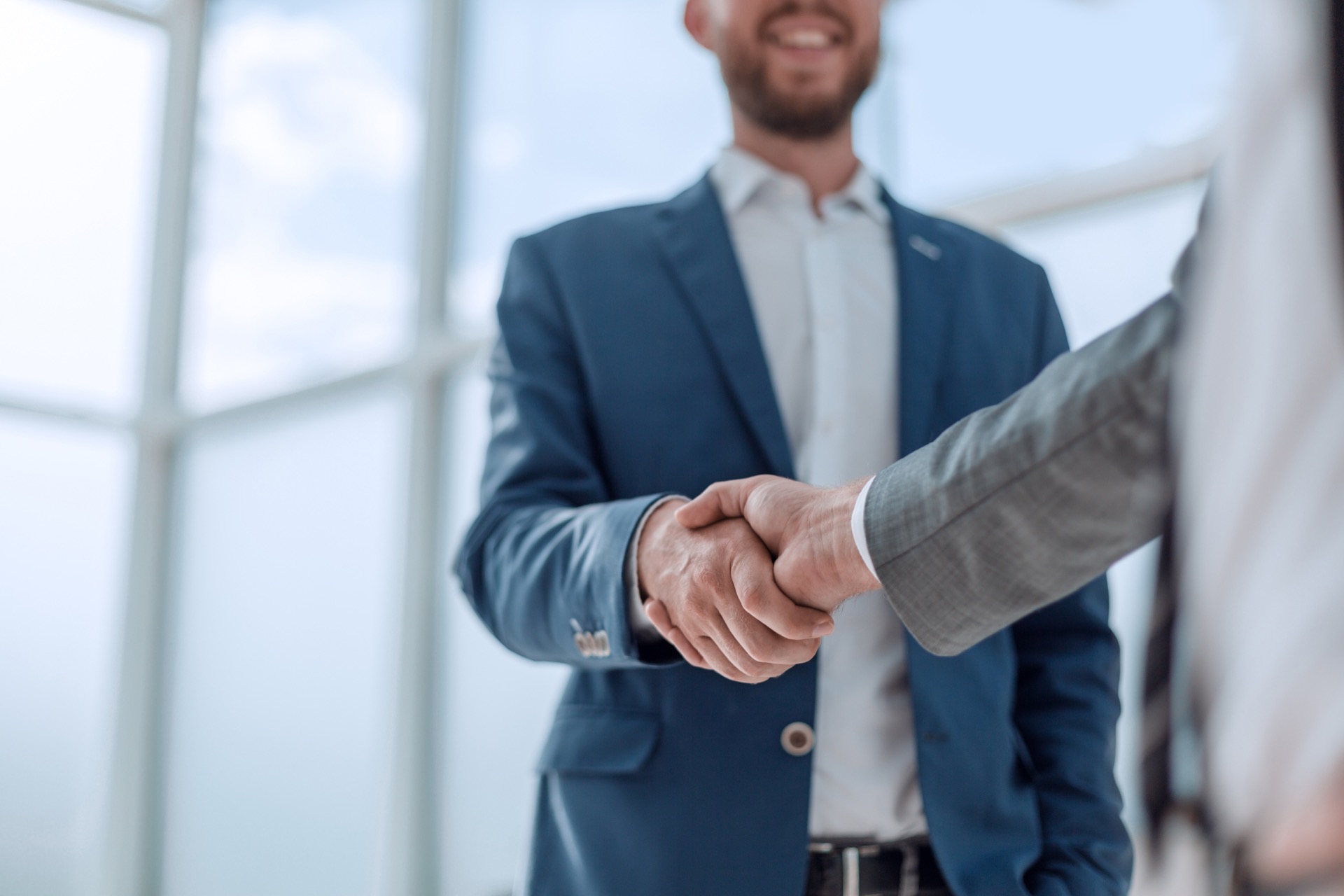 Zwei Geschäftspartner besiegeln ihre Zusammenarbeit mit einem Handschlag