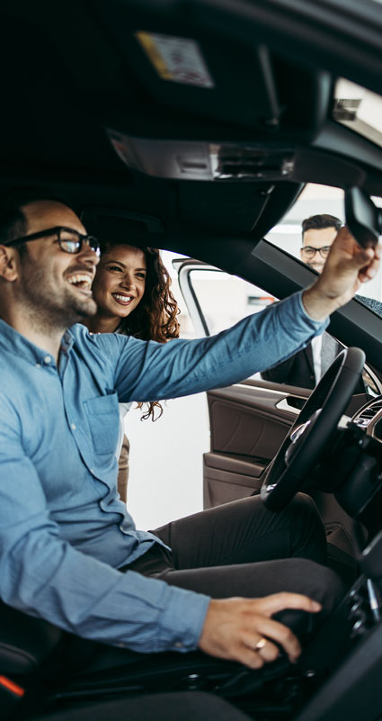 Ein Paar sieht sich das Cockpit eines Autos an