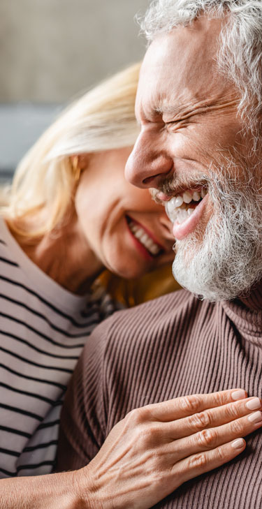 Ein älteres Ehepaar freut sich über seinen günstigen Privatkredit