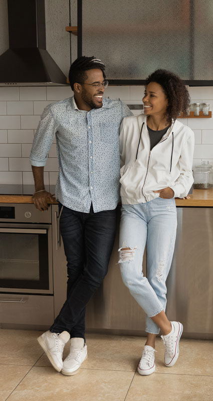 Ein junges Paar freut sich über die Vorteile eies Kreditvergleichs