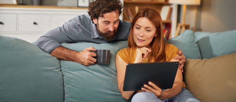 Ein Paar informiert sich am Tablet über den EURIBOR und variable Kredite.