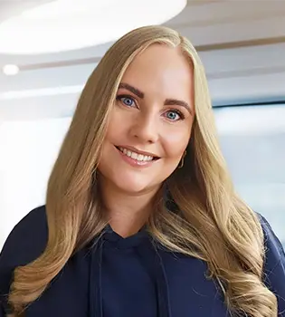 Foto von der Backoffice-Mitarbeiterin Carolin Hermes