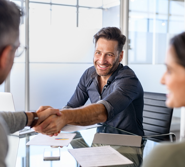 Ein Finanzvermittler geht mittels Handschlag, eine Partnerschaft mit KREDIT.DE ein