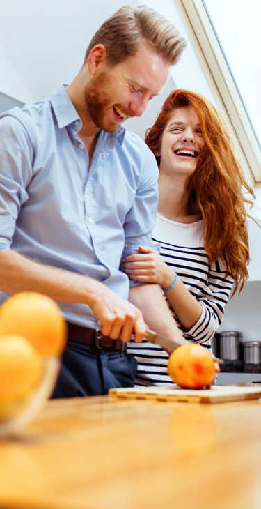 Ein junges Paar steht gemeinsam in einer Küche