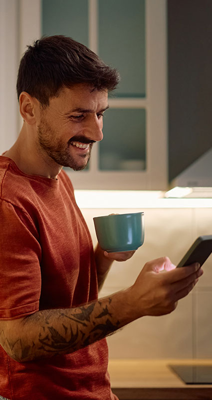 Frau lässt telefonisch über einen 10.000-Euro-Kredit beraten während sie einen Kinderwagen schiebt