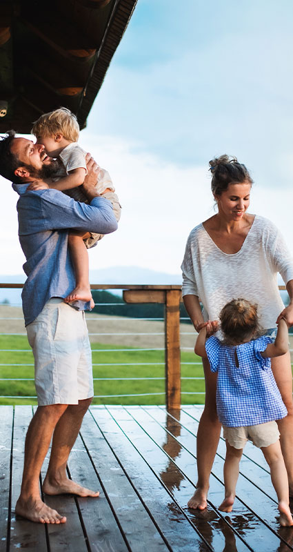 Eine Familie träumt davon, was alles mit einem 20.000-Euro-Kredit möglich ist.